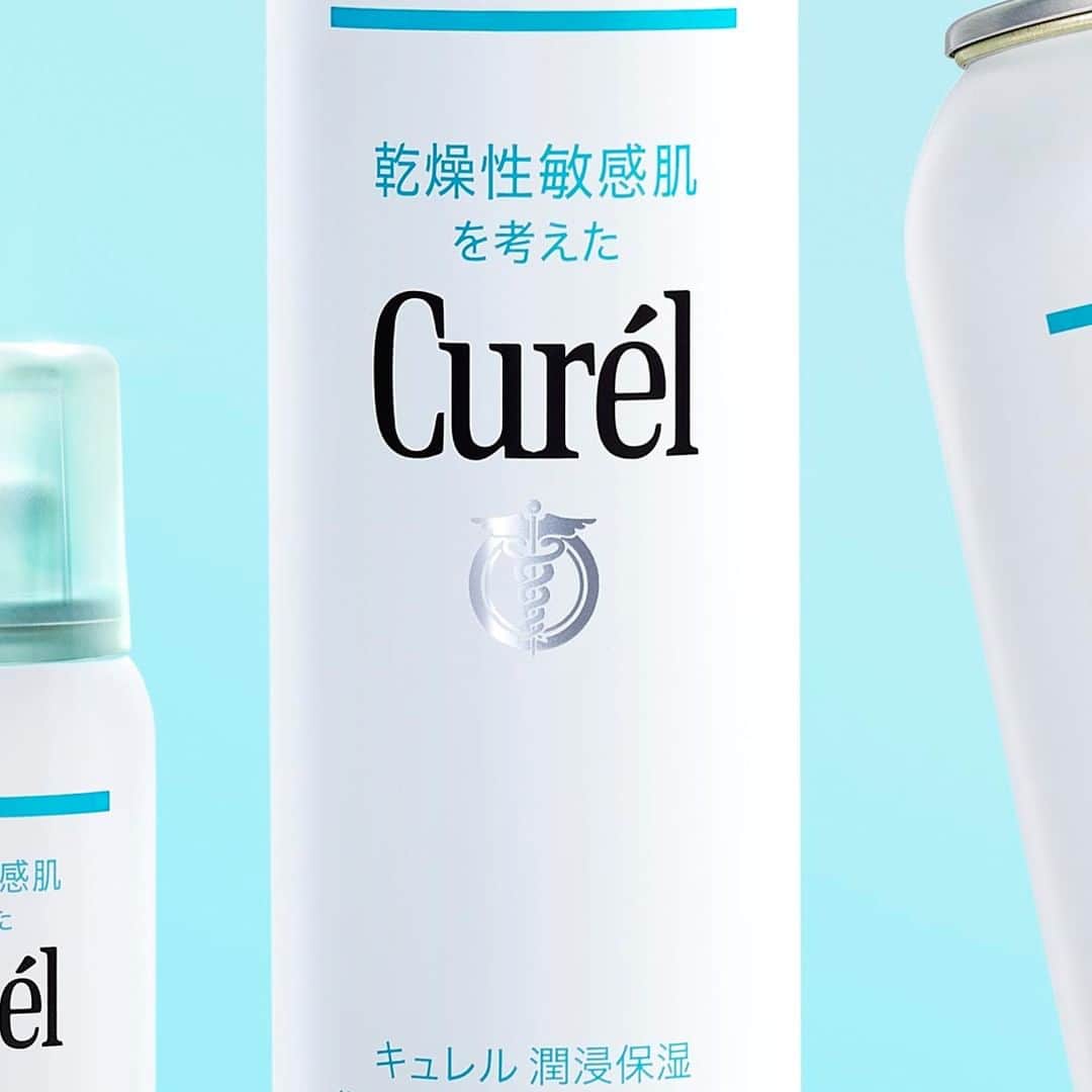 キュレル公式のインスタグラム：「キュレル ディープモイスチャースプレー、発売が始まりました！  消炎剤配合で肌荒れを防ぎます。 肌の奥（角層）までしっかり潤います。  お風呂あがり、手が届きにくい背中などにも シュッとひと吹き。 日中も、カサつきが気になるたびに「セラミドケア」できますよ。  ぜひ試してみてくださいね。  #キュレルスプレー #キュレル #curel #医薬部外品 #乾燥性敏感肌 #乾燥肌 #敏感肌 #ディープモイスチャースプレー #キュレルディープモイスチャースプレー」