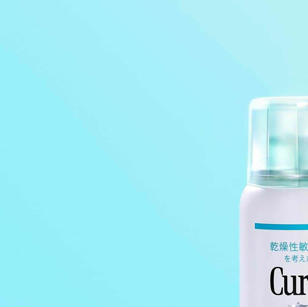 キュレル公式のインスタグラム：「キュレル ディープモイスチャースプレー、発売が始まりました！  消炎剤配合で肌荒れを防ぎます。 肌の奥（角層）までしっかり潤います。  お風呂あがり、手が届きにくい背中などにも シュッとひと吹き。 日中も、カサつきが気になるたびに「セラミドケア」できますよ。  ぜひ試してみてくださいね。  #キュレルスプレー #キュレル #curel #医薬部外品 #乾燥性敏感肌 #乾燥肌 #敏感肌 #ディープモイスチャースプレー #キュレルディープモイスチャースプレー」