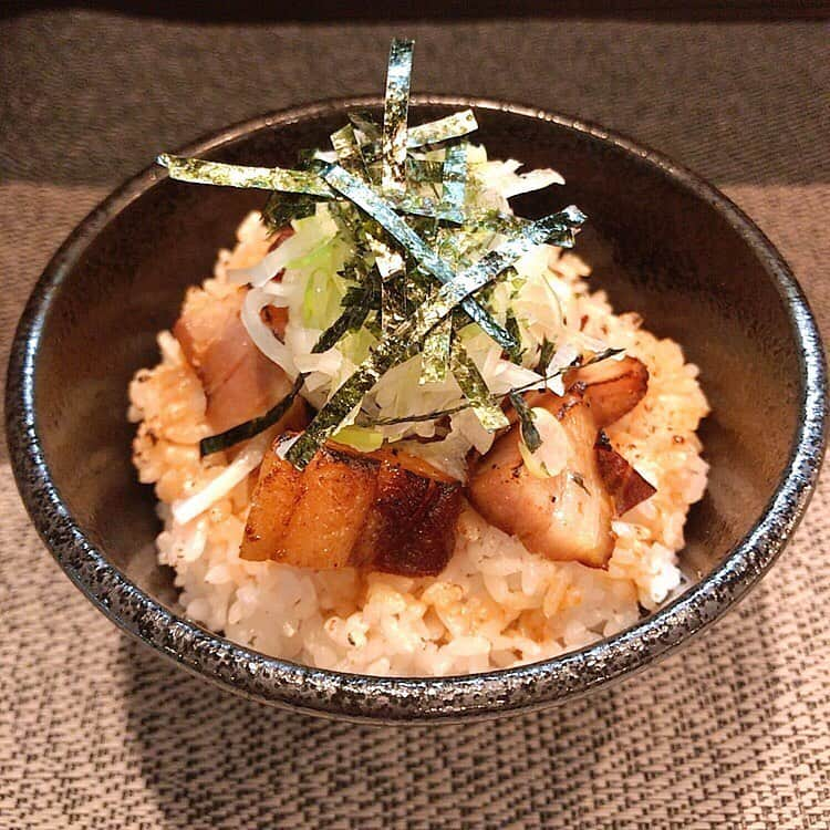 norimotoさんのインスタグラム写真 - (norimotoInstagram)「本日の賄い😁  炙りチャーシュー丼  自家製のタレがご飯に絡んで美味しいです🍚 #つけ麺 #頂 #中板橋 #ラーメン #餃子 #自家製 #本日 #チャーシュー丼 #タレ #ご飯 #プレート #食事 #食品 #ディナー #料理 #ランチ #おいしい #レストラン #野菜 #グルメ #肉 #米 #健康的 #コース #栄養成分 #栄養 #ソース #調理 #食べる #揚げ」4月7日 14時47分 - itadaki_noodle