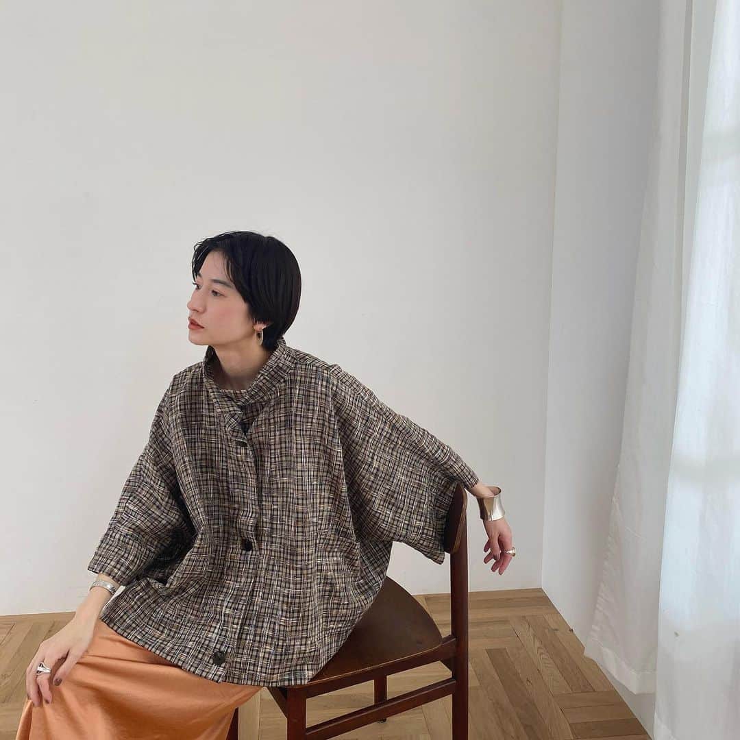 松本恵奈さんのインスタグラム写真 - (松本恵奈Instagram)「明日から発売の チェックシリーズ。 . . シャツジャケットのタイプが 1番お気に入りです。  少し透け感があって、 軽羽織にも丁度いいです◎  なかなか外に出る事は 出来ないけれど、 お洋服を通じて少しでも 明るい気持ちになってもらえたら嬉しいです。  ONLINEは明日の18時から◎ #clane #新作」4月7日 14時41分 - ena1123