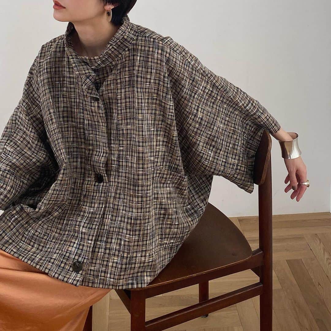 松本恵奈さんのインスタグラム写真 - (松本恵奈Instagram)「明日から発売の チェックシリーズ。 . . シャツジャケットのタイプが 1番お気に入りです。  少し透け感があって、 軽羽織にも丁度いいです◎  なかなか外に出る事は 出来ないけれど、 お洋服を通じて少しでも 明るい気持ちになってもらえたら嬉しいです。  ONLINEは明日の18時から◎ #clane #新作」4月7日 14時41分 - ena1123