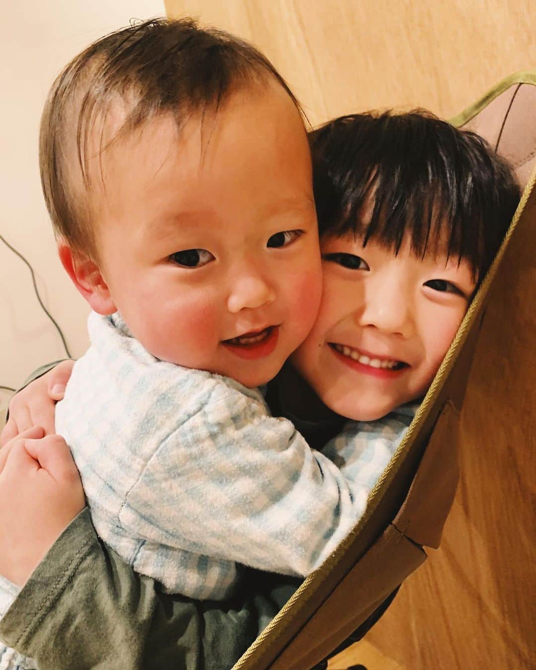 花盛友里のインスタグラム：「手洗いしすぎてそろそろ手が石鹸になりそうやで。 いや、なってくれ、わたしの手！石鹸に！なってくれー！  そしたらとっても楽なのにね。」