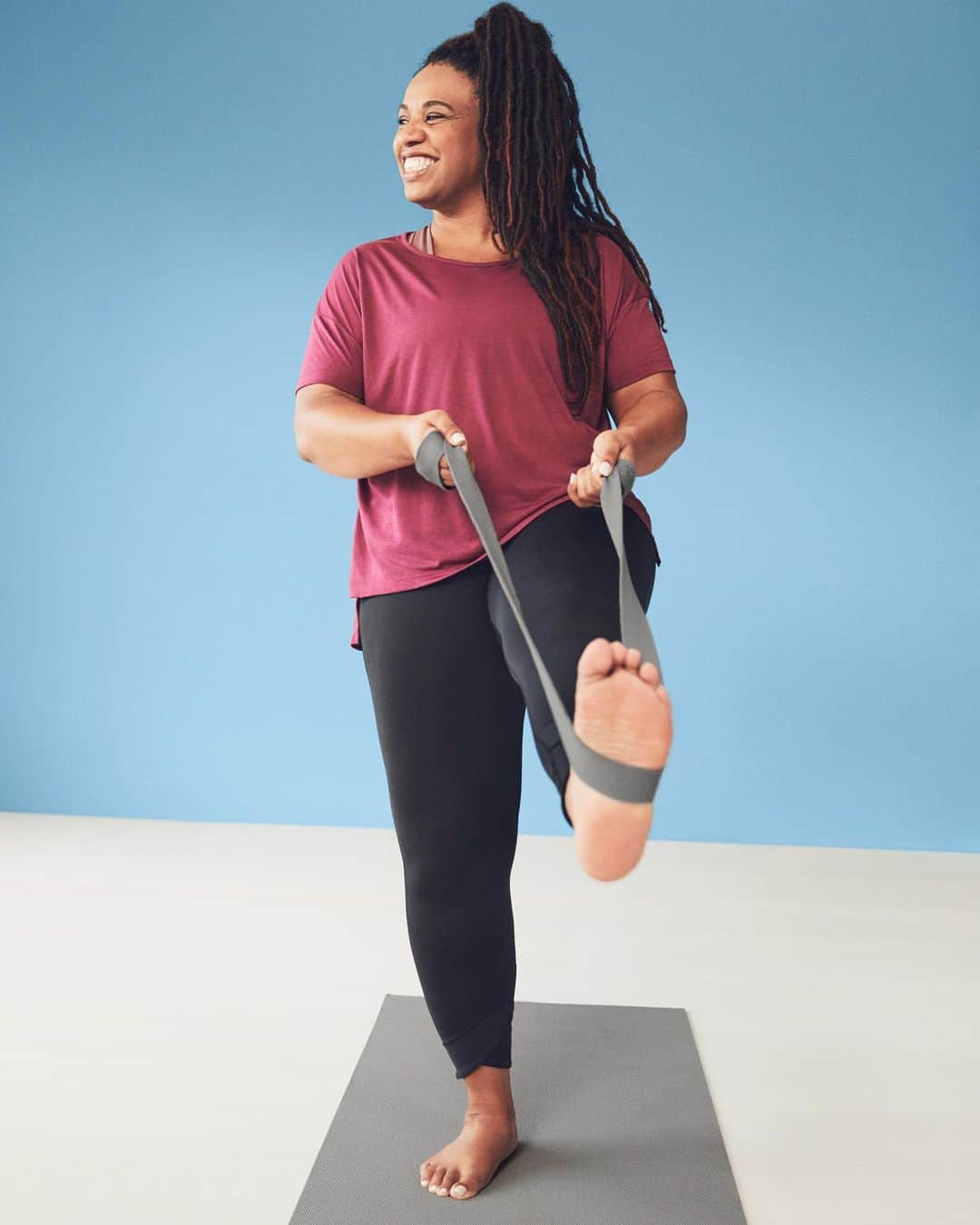 Nike Womenさんのインスタグラム写真 - (Nike WomenInstagram)「This bright light is Rebeckah Price, Nike Trainer and founder of irise yoga + wellness in Toronto, Canada. She turned to yoga as a way to deal with anxiety 20 years ago, and still gets those good feels from her practice today. “During these times it’s easy to get overwhelmed and feel anxious, nervous or even afraid. Being able to practice yoga allows me to get into the flow of things and feel grounded, focused and calm. I’m reminded that I’m strong and can handle the uncertainty.” One thing is for sure: You can’t stop Rebeckah.  #playinside #playfortheworld」4月8日 2時00分 - nikewomen
