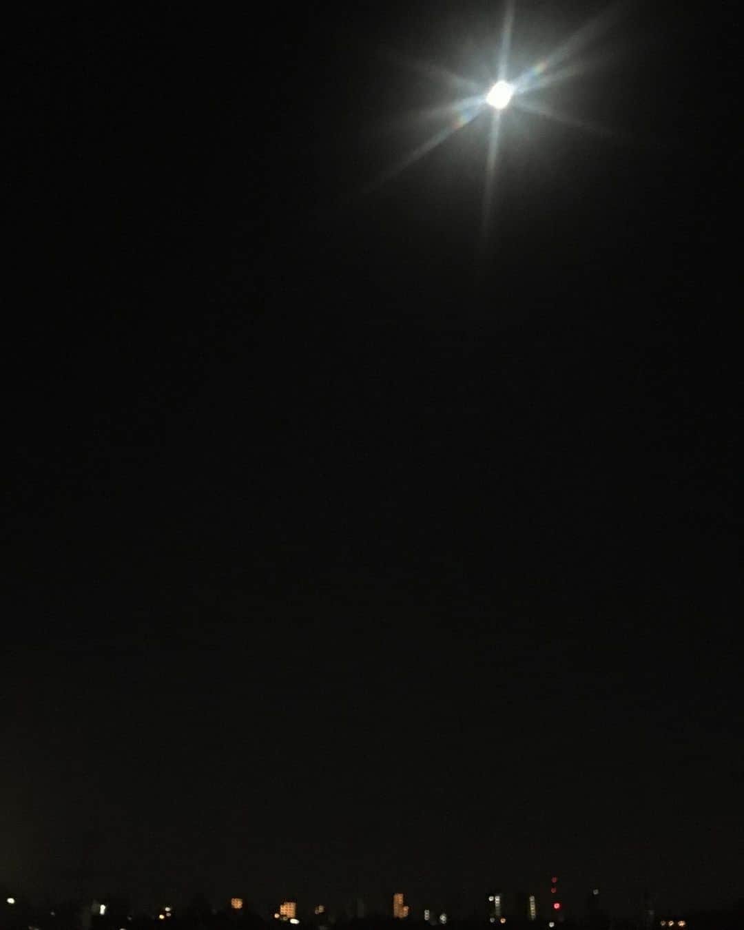 川江美奈子さんのインスタグラム写真 - (川江美奈子Instagram)「きらりん✨ 上着羽織ってベランダから月を見てきた 夕方には兎がくっきり見えたよ 今夜はピンクムーンだとか」4月8日 0時41分 - minakokawae
