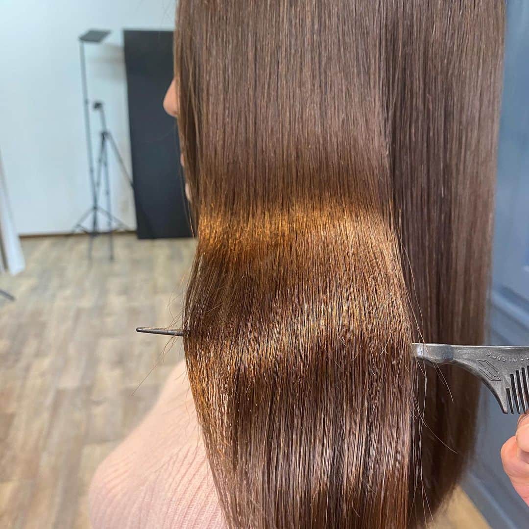 のインスタグラム：「注:こちらも時差スタグラム . 4月からスタートしているvelumさんの新しいトリートメント コアミートリートメント こちらも一足お先に体験させてもらっていました💁🏻‍♀️ . 今までトリートメントとカラーって別日にやらないと せっかく染めた髪の色が褪色してしまう という欠点があったのですが… コアミートリートメントはカラーの褪色がない！ カラーと同じ日にできちゃう！ なんて素敵なトリートメント！👏 時短にもなるし、節約にもなりますね！ (トリートメント別日だとシャンプーブロー代が2回かかっちゃうので) . こちらのトリートメントは しっとり系よりかはサラサラ系です。 従来の、トリートメントするとペタッとしちゃう感じがないので、髪のボリュームを気にしている方でも使えるトリートメントです。 . でもちゃんとまとまります。 ツヤもすごい。 . トリートメント料金プラス1,500円で ホームケア用のトリートメントもついてきます。 一番大事なのはホームケアでこのツヤとサラを維持し続けることです。✨ 1週間に1回ホームケアトリートメントするだけで1ヶ月後全然違いますよ！🙆🏻‍♀️ またこのホームケア用のが、オシャレなデザインなんです(3枚目) 真ん中パキッってやるとでてくるやつ。 ぜひトリートメントされる際はこのホームケアのも付けることをオススメします！👍 . 気になった方はvelumさんへ♪ (@velumhairdesign ) . #akita #美容室 #velumhairdesign #coreme #arimino #トリートメント #サラサラ #艶」