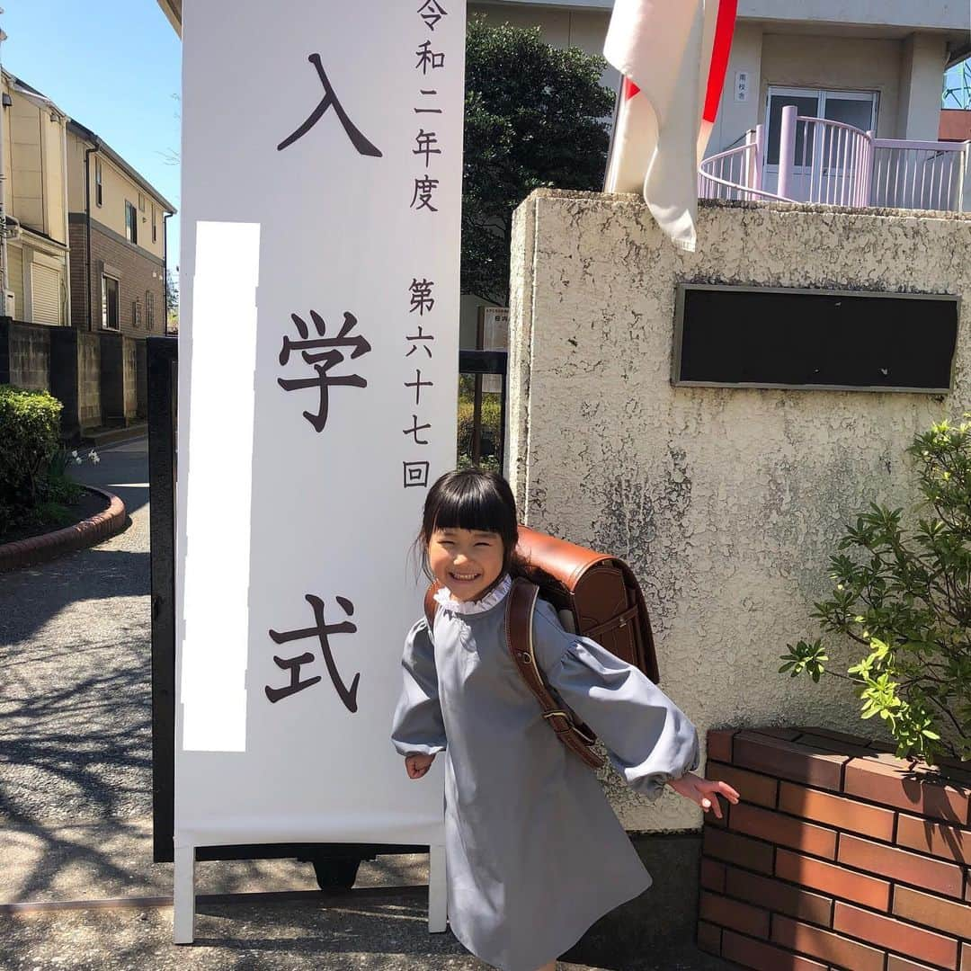 Chieのインスタグラム：「入学式🏫✨ 2020/4/6  はな おめでとう🌸  安心してニコニコの笑顔で通えるようになるのはいつなのか… 一刻も早い終息を願うばかりです ✂️ #ランドセルはピンクか紫だと思ってた #ママは赤推し #ハナが選んだのはまさかの茶色 #ママ手作りのワンピース」