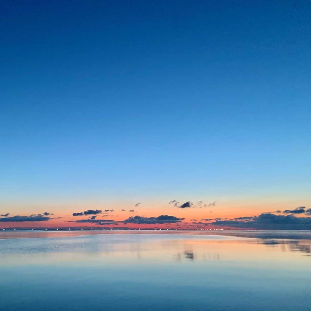 福田太郎さんのインスタグラム写真 - (福田太郎Instagram)「明けない夜はない☀️がんばりましょう The night is long that never finds the day. ⠀ 東京をはじめ、首都圏で「緊急事態宣言」が発出。 それを受けて、北海道の鈴木知事は、 『集中対策期間』に入ることを表明しました。 先陣を切った対応に、皆さんの協力も助け、 現状、医療崩壊は避けられています。 ただ、依然、収束には至っておらず、 予断を許さない状況ということでの対応です。 ⠀ 具体的には、 ①引き続き、感染予防の徹底。３つの密を避ける。 ⠀（密閉空間、密集場所、密接場面） ⠀ ②再び外出自粛を要請する可能性あり ・新規患者数が連日２桁 ・増加基調が確認 ・経路不明の患者が多い といった３つの要件が重なった場合 ⠀ ③道外（特に緊急事態宣言エリア）から来た人 　を対象に、２週間の外出自粛要請 ⠀ この『コロナウイルス感染症集中対策期間』は 「緊急事態宣言」同様、５月６日までです。 ⠀ ここまで先んじて予防や自粛に取り組んできた道民。 この戦いがより長くなると感じる方もいると思います。 事業をお持ちの皆さんへの支援策も、急務です。 思い通りにならないことばかりですが、 これ以上の犠牲者を出さないためにも、 今、一緒に頑張りましょう。耐えましょう。 ⠀ #北海道 #新型コロナウイルス #コロナに負けるな #感染症 #集中対策期間 #緊急事態宣言 #外出自粛 #おうち時間 #stayhome #鈴木知事 会見の内容は あすの #HTB #イチモニ！で詳しくお伝えします！ #出演者 も #距離 をとって #socialdistancing #食のチカラ ロケで行った #別海町 #尾岱沼 朝の #出港」4月8日 0時51分 - htb_tarofukuda