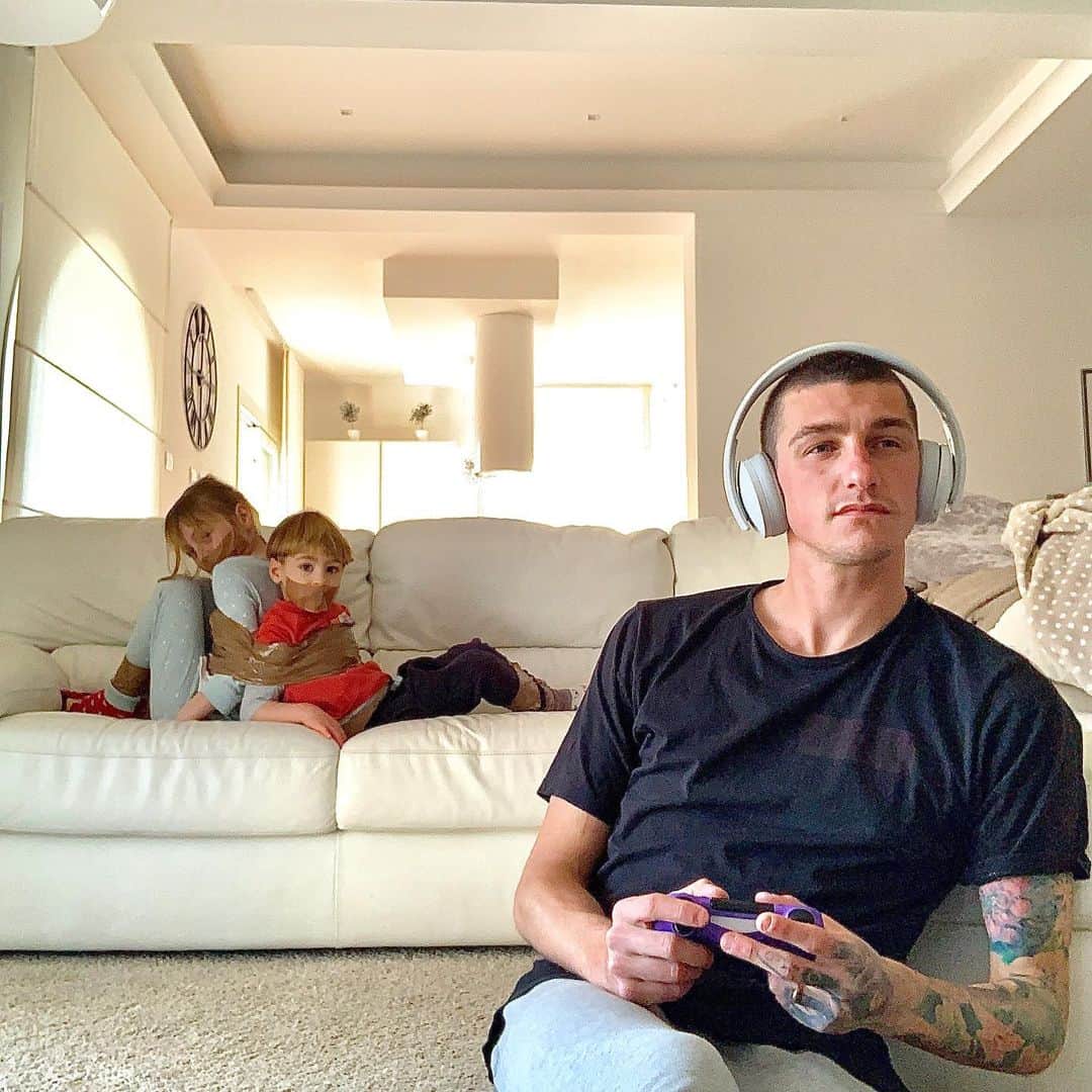 ミケーレ・カンポレーゼのインスタグラム：「🏡 A casa tutto bene 🙏 #quarantena#restiamoacasa#cosisipuo#Pisa#Tuscany#Italy#home#bambinirompicoglioni#playstation4#Sony#happymoments」
