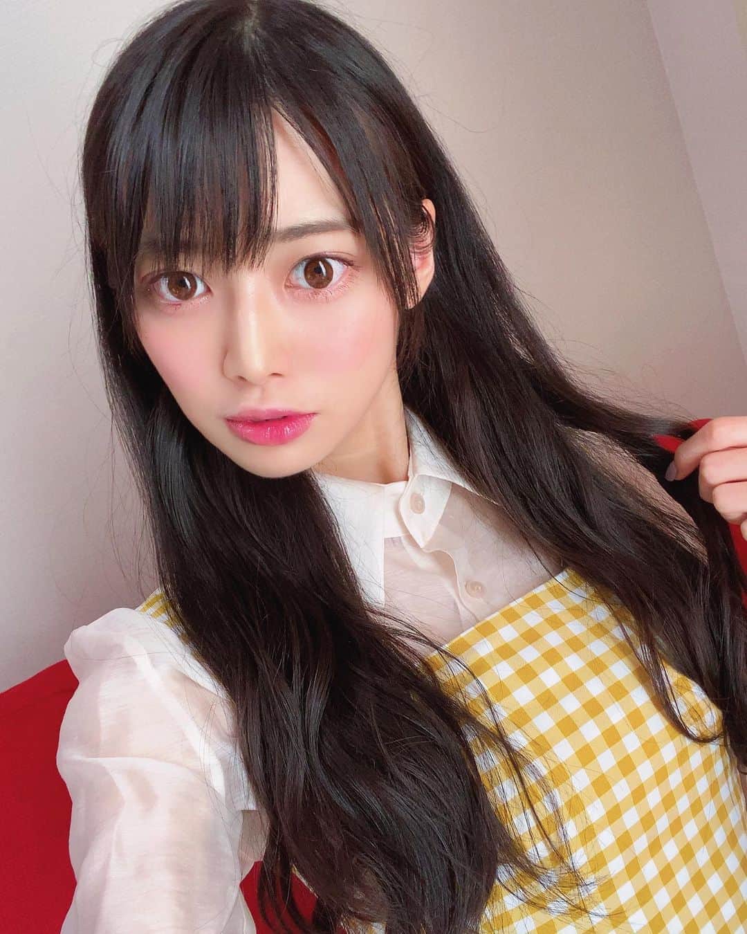 藤田いろはのインスタグラム：「﻿ このお洋服実はメイリさんが前に遊んだ時に着てて超可愛かったから真似っこしちゃった←﻿ メイリさんのセンスさすがすぎる💛﻿ ﻿ ﻿ ﻿ ‪#藤田いろは#グラビア#gravure #japanesegirl #レースクイーン#tokyo  #l4l #aziangirl  #ビジョビ #模特 #뷰티스타그램 #셀카 #黒髪ロング」