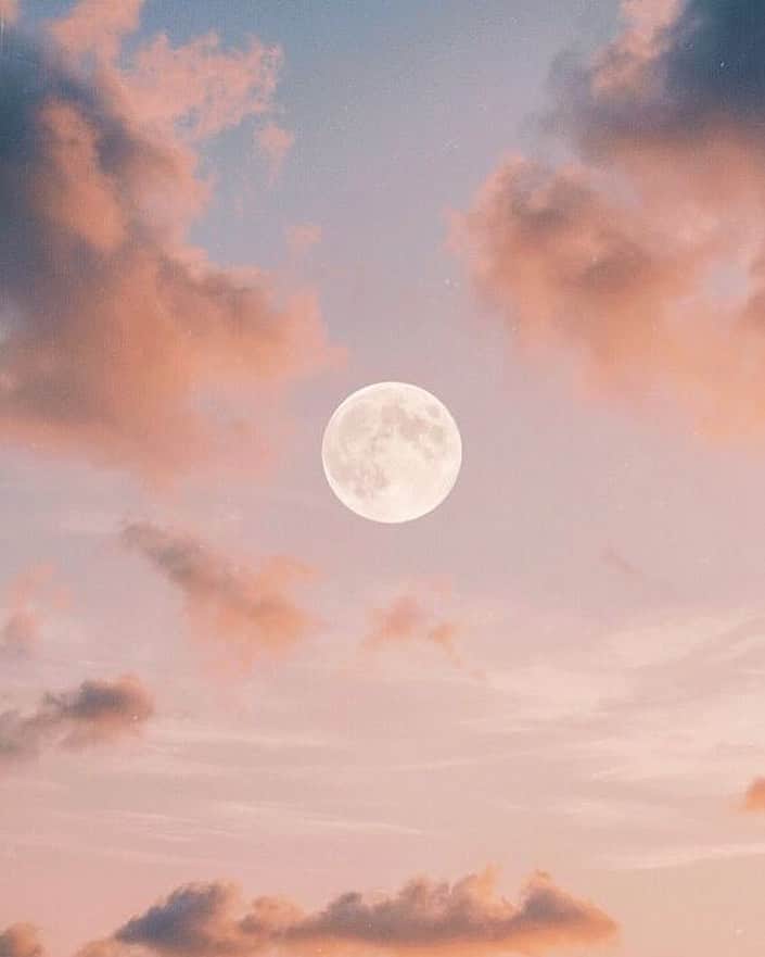 Jeanneのインスタグラム：「Spring pink super moon is tonight 🌜🌷🌕🌷🌛 @wadeeearth」