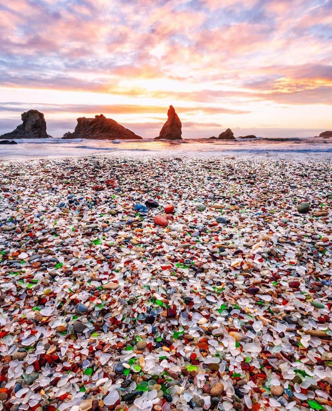 Wonderful Placesさんのインスタグラム写真 - (Wonderful PlacesInstagram)「Amazing Glass Beach in California ✨❤️❤️❤️✨ . Picture by ✨✨@neohumanity✨✨ #wonderful_places for a feature ❤️」4月8日 0時59分 - wonderful_places