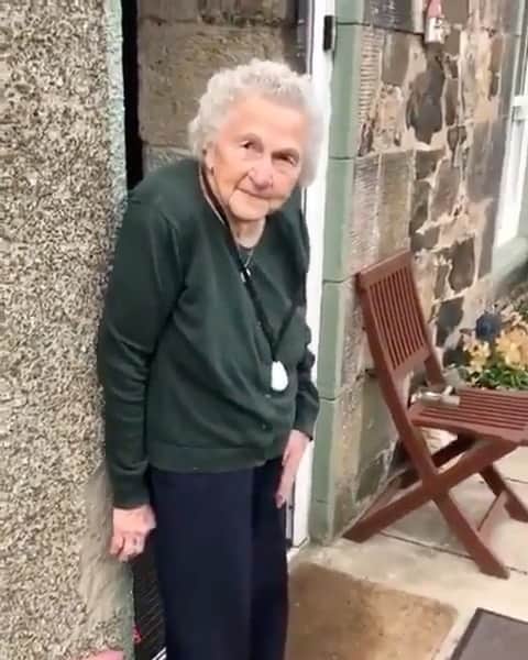 ジェラルド・バトラーのインスタグラム：「Sending gratitude, love and respect to all of the doctors, nurses, caretakers and everyone on the front lines around the globe. Take care and have a listen to what this lovely Scottish lady has to say. Credit - islaanne1 on Twitter」