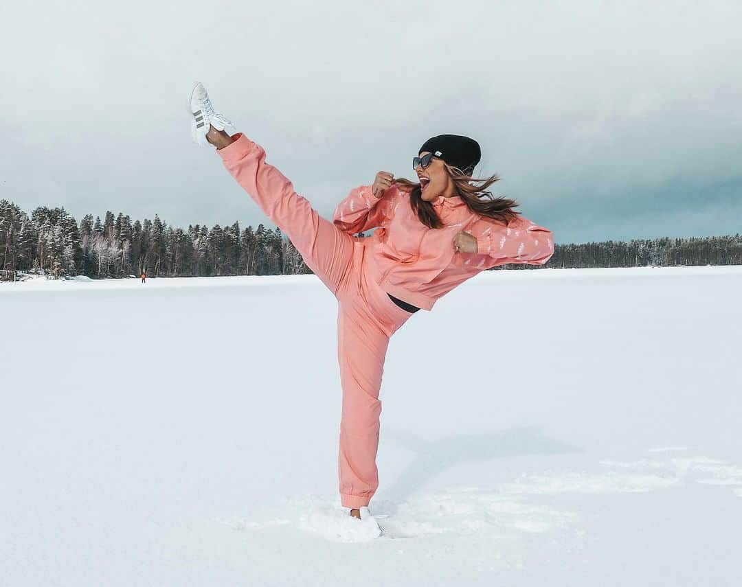 チャチー・ゴンザレスのインスタグラム：「Been kickin butt in this quarantine while lounging in my @adidas classic’s fit. What have been your favorite stay at home activities? #createdwithadidas #adidasclassic #ad」