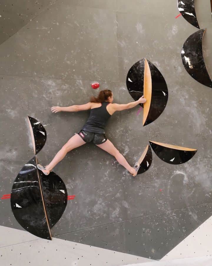 ハンナ・シューベルトのインスタグラム：「Never thought I'd miss slabs and dual texture holds so much🙄 #wanttoclimb . . The Boulder is from the team selection we had in February, unfortunately I couldn't do the Boulder in the comp but send it in a session afterwards 🤷‍♀️ 🎥: @laurastoeckler」