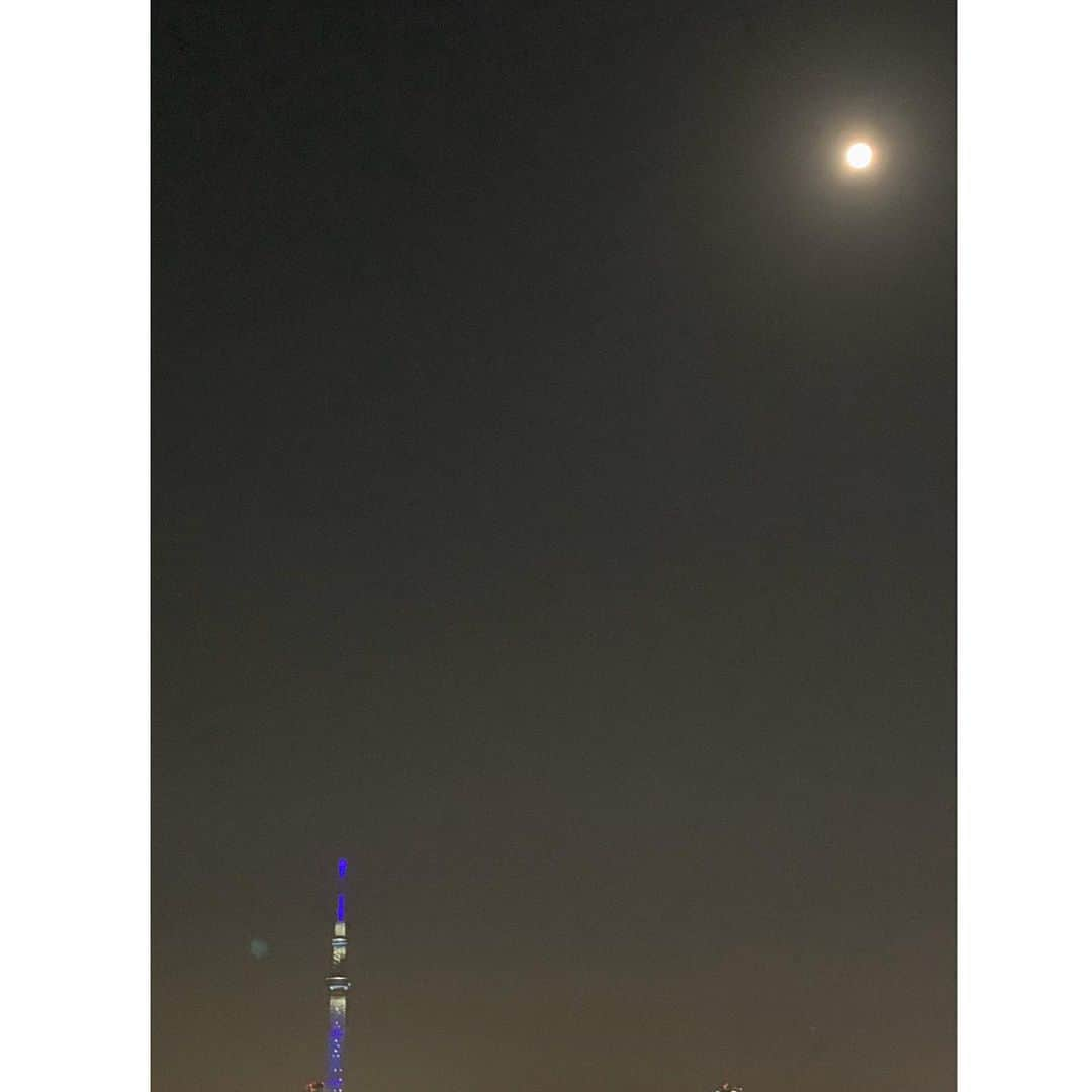 中野公美子さんのインスタグラム写真 - (中野公美子Instagram)「満月の夜だから♪  スーパームーン🌕  #スーパームーン  #ピンクムーン #満月 #満月の夜だから #スカイツリー #skytree  #moon #fullmoon」4月8日 1時26分 - kumikorion