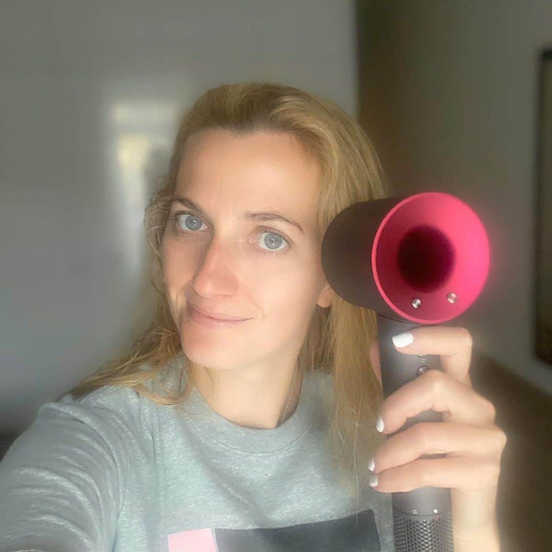 PetraKvitovaさんのインスタグラム写真 - (PetraKvitovaInstagram)「Managing to keep my hair under control at home thanks to @dysonhair #dysonhair #dyson 😊」4月8日 1時27分 - petra.kvitova