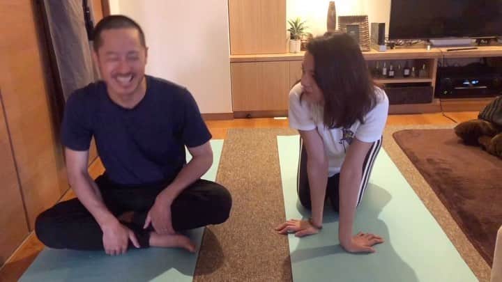 野澤麗花のインスタグラム：「私たちは元気です☺️ 大変な時期ですがみなさんがお家で楽しく健康に過ごせていることを願っています☺︎ . #homeworkout with @taka_brew  #stayhome」