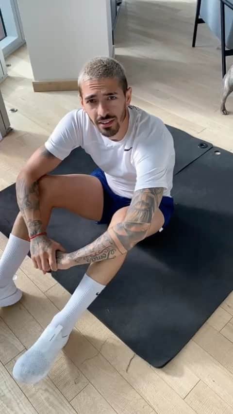 マヌエル・ランシニのインスタグラム：「Acepto @tagliafico3 el reto #LivingRoomCup tenes que hacer en 45 seg la mayor cantidad de abdominales posible 💪🏼💪🏼 Nomino:  @leanpirez  @tomilanzini  @maxipereyra37  @leoparedes20  @nicolasotamendi30」