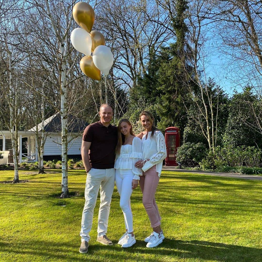 デニス・ベルカンプのインスタグラム：「Happy 18th Yasmin! Lots of love ❤️🎉」