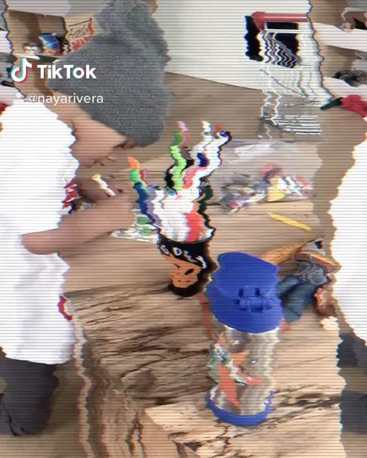 ナヤ・リヴェラのインスタグラム：「Officially on tiktok with the #toosieslide 🤣」