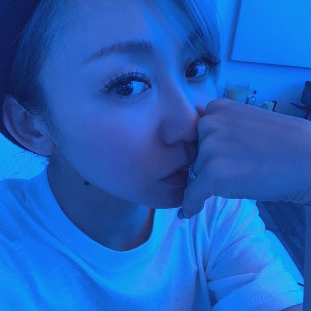 倖田來未さんのインスタグラム写真 - (倖田來未Instagram)「2月29日に開催予定だった「KODA  KUMI LIVE TOUR 2019 re(LIVE)」愛知追加公演。﻿ ﻿ この度、延期ではなく中止の発表をさせて頂きました。﻿ ﻿ 開催に向けて、スタッフさんとも話し合い調整をしていたのですが、﻿ みんなの笑顔が見たいからこそ、本当に残念ですが、今回はツアーファイナル公演を中止させていただくことになりました。﻿ ﻿ 残念ではありますが、﻿ いま、一人一人の行動で、﻿ 世の中が変わってくると思っています。﻿ ﻿ 皆さんの笑顔とまた出会えることを信じています！﻿ ﻿ わたしは今、﻿ #お家時間 の中で歌詞を書いたり制作作業もしながら過ごしています。﻿ ﻿ 未来に向けて、﻿ たくさん素敵な音楽を作るからね！！﻿ 待っていてください！！﻿ ﻿ #live #また皆さんと笑顔で会える日を #楽しみに #今を共に乗り切りましょう #わたしにできること #stayhome #お家でできること #StayAtHomeSaveLives #kodakumi #倖田來未」4月8日 1時45分 - kodakumi_official