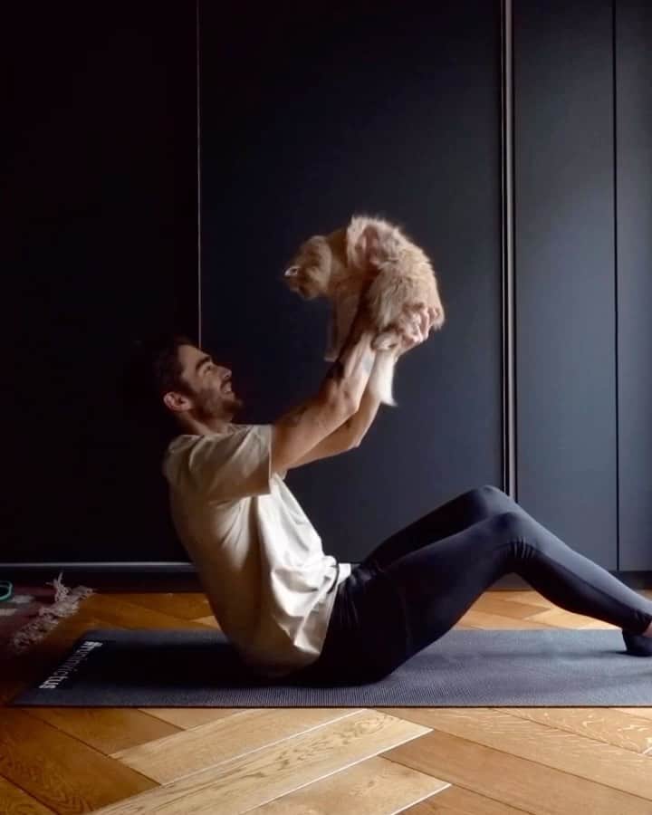 NICOLAS SIMOESのインスタグラム：「Workout of the day 😻」