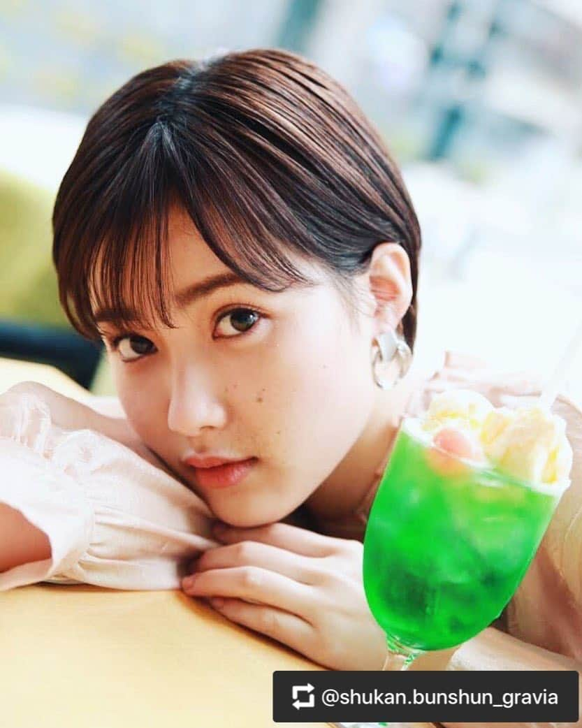 井頭愛海さんのインスタグラム写真 - (井頭愛海Instagram)「. お家時間に、是非🍒 ---------------------------------------------------- 週刊文春4月9日号では、原色美女図鑑miniと題し、昨年ドラマ「少年寅次郎」でマドンナ役を演じ、存在感を放った井頭愛海さんにご登場いただきました！ 今秋には映画「鬼ガール‼︎」の公開も控え、飛躍の時を迎えつつある彼女。 「晴れ女だねと言われることが多いんですけど、「鬼ガール‼︎」の撮影中は雨がまったく降らなくて、休みなく撮影が続くのがすこし大変でした」と話す通り、どんより曇りだったこの日も、カメラを向けた途端、お天気になるという奇跡…。 フレッシュなページに仕上がっております。おうち時間のお供にぜひお楽しみください🌸 撮影は#藤原江理奈 さんです。  #週刊文春 #文春 #文藝春秋 #井頭愛海 #オスカー #少年寅次郎 #鬼ガール #石岡悠希 #加藤沙季 #原色美女図鑑 #原色 #美女図鑑 #女優」4月7日 16時55分 - manamiigashira_official