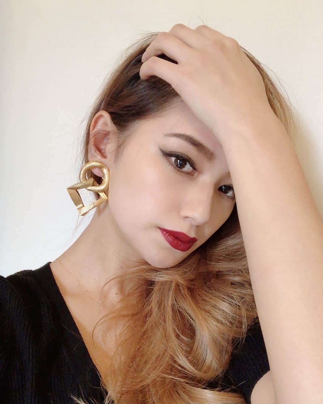 椿彩加のインスタグラム：「. おっはよ☀️ . 仕事で使う記事用で 久々に化粧したらお出かけしたい欲が 倍増だゾウ🐘パォーン . #stayhome #在宅ワーク #家だと #お菓子 #めっちゃあるから #食べてまう #肌が荒れないなら #口に #ガムテープ #したいよ #久々に #メイク #巻髪 #楽しい #一応 #女の子 #なんだと実感した #selfie」