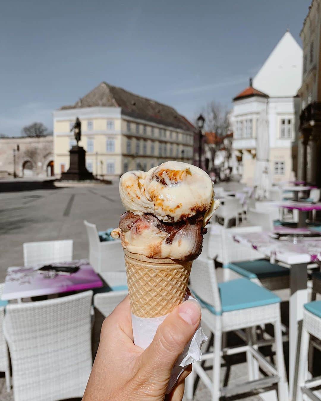 ズザンナ・ヤカボスのインスタグラム：「#throwback ezt most képzeletben elfogyasztottam 🍦」
