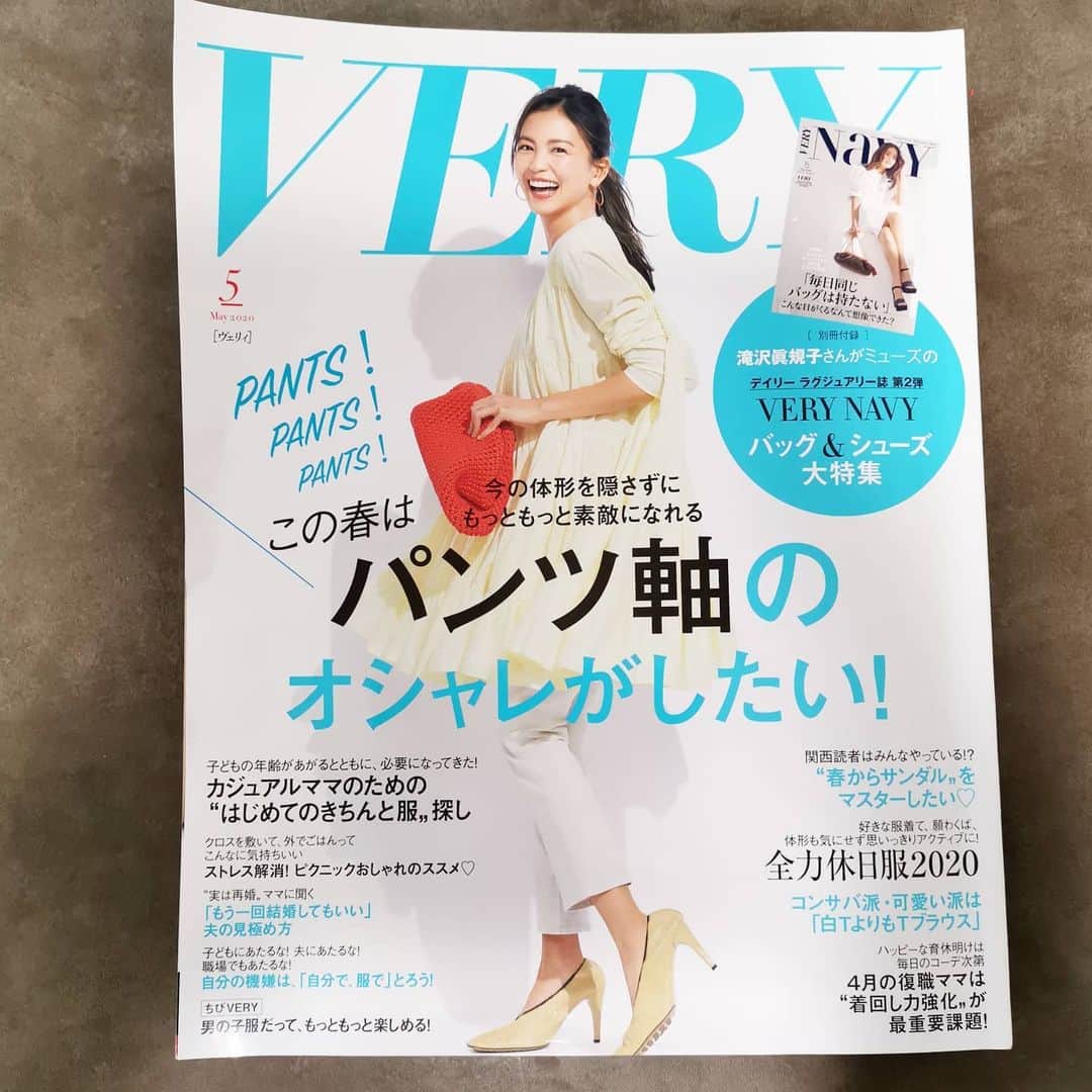 ayaka8880のインスタグラム：「. . VERY表紙左下にあります、 . 『もう一度結婚してもいい夫の選び方』 . 産後復帰で書かせていただきました✑ . 再婚のお話と思いきや、未婚、既婚、シングル、全ての女性に贈る、結婚って何が必要なんだっけ、が書いてありますのでぜひ✨ . 相談に乗っていただきました @rie_tokyo_gujo さん . 頼りまくり @jhun_hm くん @sugi_hiroki_ さん . 快くアンケート取材、撮影に来てくださったママたち。 . 深すぎるコメントをくださった　@mimatsumayumi 先生。 . 本当にありがとうございました！ . #かわいいページでお気に入り #夏果の仕事」
