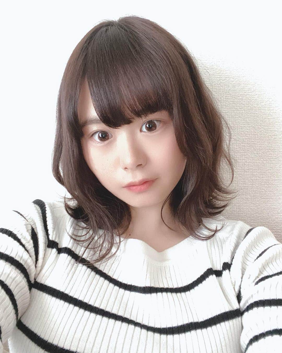 竹尾歩美のインスタグラム：「今日は巻き巻きの日でした☺️ 久しぶりの巻き髪。髪伸びたなぁ〜 巻けたのが嬉しい💓もっともっと髪の毛さん伸びてくだされ。  おうちにいても気分は晴れやかに。#おうち時間　は女子力低いから、研究頑張りたいと思います！ . #巻き髪#女子力研究#おうち時間を楽しむ#尾美」