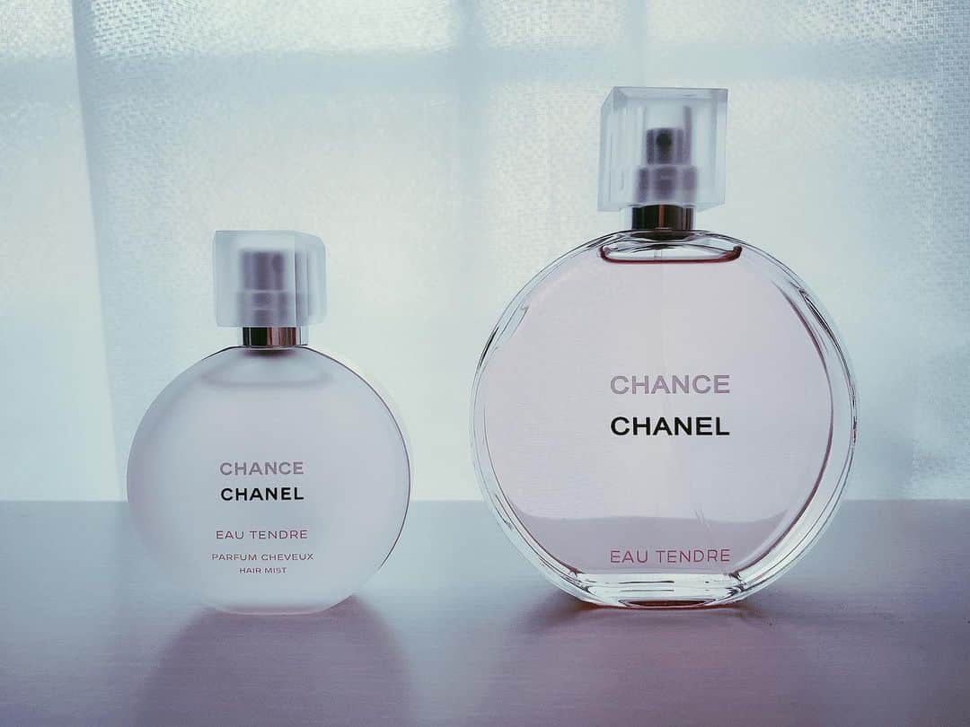 ももかわさんのインスタグラム写真 - (ももかわInstagram)「。 嬉しみ 気分が上がらないときは 取り敢えず良い香りを嗅ぐ なんだか良い気分な気がしてくる  #chanel #chanelperfume #chanelchance」4月7日 17時17分 - omochi.0111