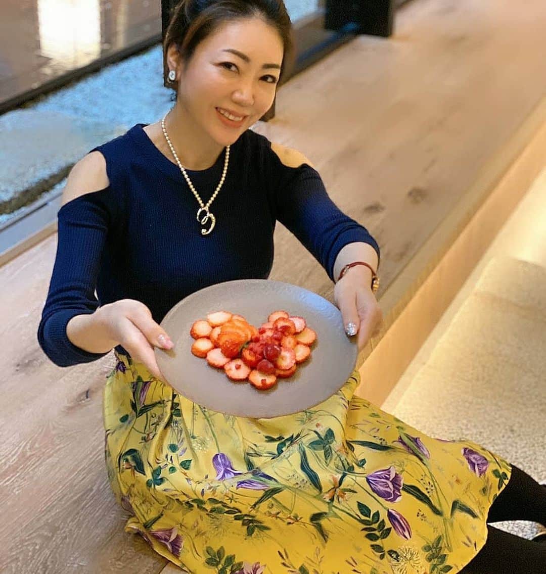 今堀恵理さんのインスタグラム写真 - (今堀恵理Instagram)「京都の @good_nature_station  の4階のロビーフロアの  @hyssop_kyoto  のボタニカルの要素を多く取り入れている自然派のカフェ・レストランバー ハート型の3種類のイチゴの盛り合わせとジュースのセットとっても可愛いです❤ お花と桃のパルフェも美味しかったよ ビーガン料理や身体に優しい料理などを食べれます  そして 3月に2回も行った  @erutan_kyoto  の「いちこのアフタヌーンティーセット」 苺をたっぷり使ったオリジナルのケーキもセイボリも美味しくてオススメです💞　 お紅茶もLA発のオーガニックティーを使用されてます 時期により内容は変わります  Good Nature Stationはレストランも充実してますがオーガニック認証を取得した農産物、加工食品やお菓子、地元京都で育まれた健康にも地球にも優しい食品などを販売されてます  #イチゴスイーツ #京都グルメ #strawberry #苺アフタヌーンティー #苺スイーツ」4月7日 17時19分 - eriimahori