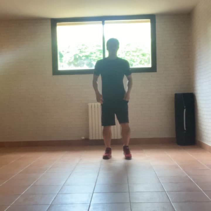 岡崎慎司のインスタグラム：「Training video day 14 サッカーのウォーミングアップでは必ずやるこの動作。今までのトレーニングをしてればどこを意識すれば分かるはず👍実はこの意識改革が1番大事！ 姿勢、軸足のつき方、股関節を動かす。これを理解出来たら、より自分の体が動きやすくなると思います。 僕は、まずドタバタ地面を踏むような走りをしなくなりました。👍 スペースがなかったらその場でもできます！！ 1、股関節外旋 アングル 前 脚を外側から高くあげ、ヒザを大きく回すようなイメージで体の内側に持っていき、真っ直ぐ下に脚を下ろす。 ここでのポイントは体が横を向いたり、傾いたりしないこと。 2、アングル 横  3. 股関節内旋 アングル前 脚を内側から回すようにして高くあげ、外側に向かって開きながら真っ直ぐにおろす。股関節を意識しながら行おう。 さっき同様、姿勢を保ったまま、脚を回すタイミングでカカトをあげるよう意識しよう。 #杉本メソッド #ステイホーム #股関節の動き #ウォーミングアップからトレーニング」