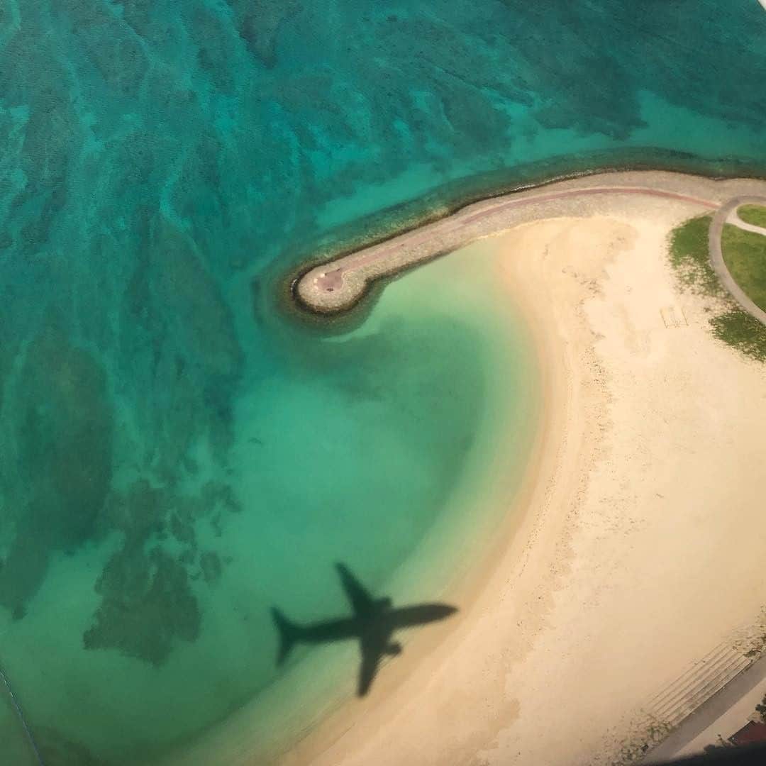 のインスタグラム：「. Wishing we could see views like this from our window…✈︎ What incredible aerial views have you seen?✨ #MyAprilAdventure  飛行機の窓から下を覗くと…👀 飛行機から見て感動した景色はありますか？✨ . . photo by @n.y.coma Post your memories with #FlyJAL  #JapanAirlines  #travel #airplane #travelawesome #momentofmine」