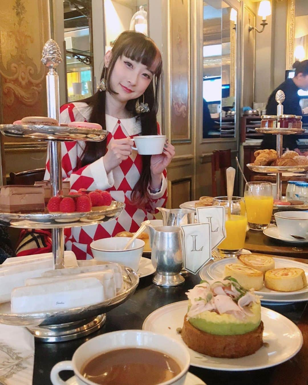 RinRinさんのインスタグラム写真 - (RinRinInstagram)「Parisian Foods 🤤 throwback to all the foods I ate during my trip back in December~ everyday so fancy and delicious!  パリで毎日食べ物が豪華✨ . . At Laduree, we went in around noon hearing that they had a special Christmas menu set.  We found out there that it was only available for brunch, but the chef was willing to make it for us.  Too kind 😭 and so delicious 😋 ラデュレでクリスマス限定メニューがあるって聞いてお昼に行ってみたら、結局朝で終わってしまったみたいけど、特別に作ってくれました。本当に優しすぎる😩💕 . . Ate at Angelina for the first time, the seating area was beautiful and the food delicious. I wanted to try their chestnut montblanc but was more tempted by their salmon and French toast set 😋 アンジェリーナで初めて食べてきた〜インテリアも素敵で、食べ物めっちゃ美味しかった〜有名なモンブラン食べるつもりだったけど、結局ブランチセットのサーモンとフレンチトーストに引かれてしまった…今度モンブランにする！😂 . . For Thoumieux, it was a buffet type brunch~ so many delicious French cuisine choices! I immediately ate and forgot to take photos😂 I tried so many new foods that day✨ Thoumieuxでブュッフェブランチでした〜定番なフランス料理の選択多くて、ブュッフェだから全部一気に試しできてすごい良かった✨もう食べ物に集中しすぎて写真撮るのを忘れた😂めっちゃ美味しかった！ . . On the last day I ate ramen with the girls at Hakata Choten 🍜 it was so popular we lined up outside in the cold for 30min 😂 it definitely hit the spot, warm and savory🤤 最後の日にみんなとラーメン食べてきた🍜めっちゃ人気なとこで、外寒いのに、30分でも並んでた😂やっぱり美味しかった♪ . . Stay safe everyone 🙏🏻 . . 👉🏻 #rinrininparis . . #rinrindoll #paris #travelparis #laduree #angelina #thoumieux #パリ #旅行 #ラデュレ #アンジェリーナ #パリグルメ #hakatachoten」4月7日 17時31分 - rinrindoll