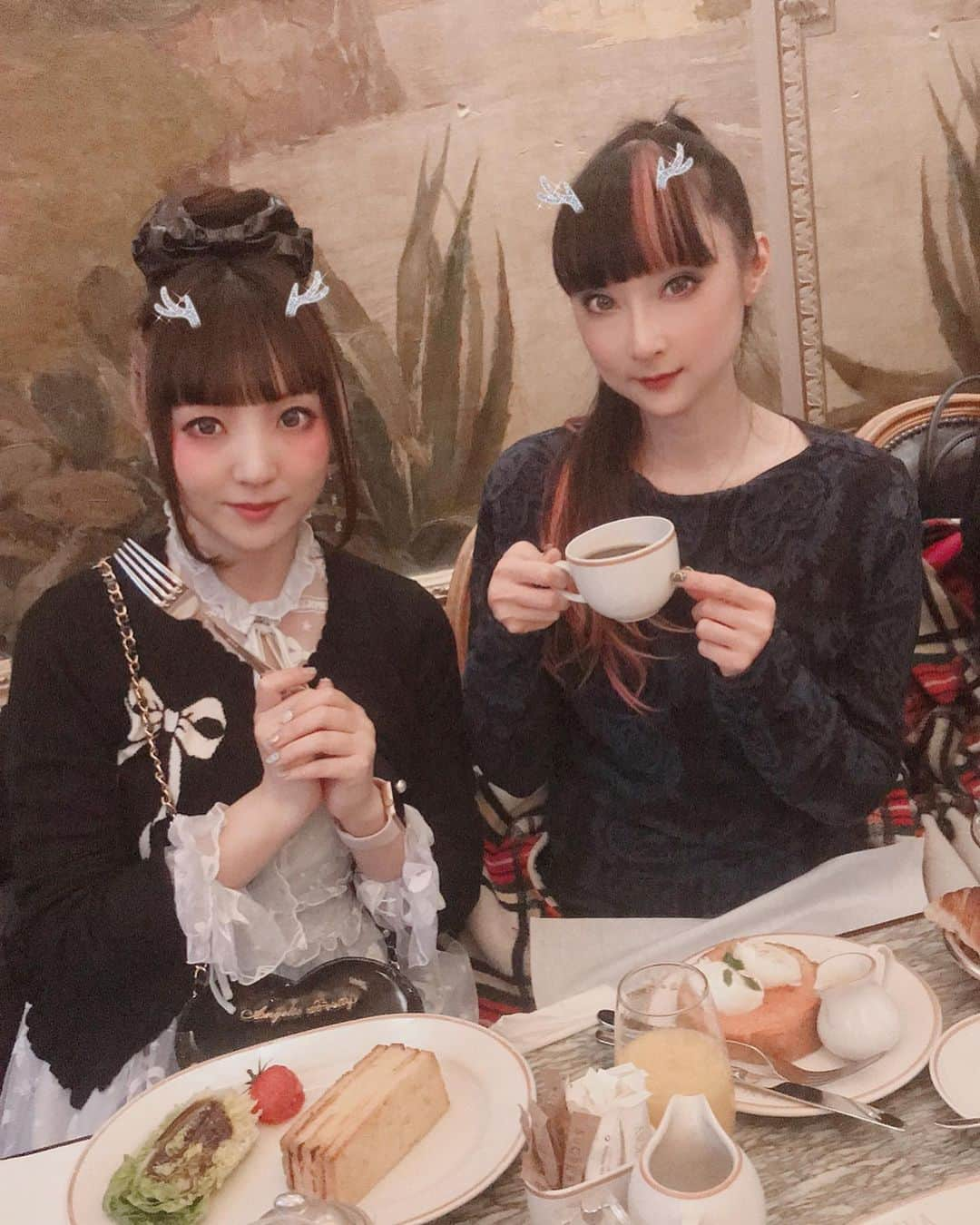 RinRinさんのインスタグラム写真 - (RinRinInstagram)「Parisian Foods 🤤 throwback to all the foods I ate during my trip back in December~ everyday so fancy and delicious!  パリで毎日食べ物が豪華✨ . . At Laduree, we went in around noon hearing that they had a special Christmas menu set.  We found out there that it was only available for brunch, but the chef was willing to make it for us.  Too kind 😭 and so delicious 😋 ラデュレでクリスマス限定メニューがあるって聞いてお昼に行ってみたら、結局朝で終わってしまったみたいけど、特別に作ってくれました。本当に優しすぎる😩💕 . . Ate at Angelina for the first time, the seating area was beautiful and the food delicious. I wanted to try their chestnut montblanc but was more tempted by their salmon and French toast set 😋 アンジェリーナで初めて食べてきた〜インテリアも素敵で、食べ物めっちゃ美味しかった〜有名なモンブラン食べるつもりだったけど、結局ブランチセットのサーモンとフレンチトーストに引かれてしまった…今度モンブランにする！😂 . . For Thoumieux, it was a buffet type brunch~ so many delicious French cuisine choices! I immediately ate and forgot to take photos😂 I tried so many new foods that day✨ Thoumieuxでブュッフェブランチでした〜定番なフランス料理の選択多くて、ブュッフェだから全部一気に試しできてすごい良かった✨もう食べ物に集中しすぎて写真撮るのを忘れた😂めっちゃ美味しかった！ . . On the last day I ate ramen with the girls at Hakata Choten 🍜 it was so popular we lined up outside in the cold for 30min 😂 it definitely hit the spot, warm and savory🤤 最後の日にみんなとラーメン食べてきた🍜めっちゃ人気なとこで、外寒いのに、30分でも並んでた😂やっぱり美味しかった♪ . . Stay safe everyone 🙏🏻 . . 👉🏻 #rinrininparis . . #rinrindoll #paris #travelparis #laduree #angelina #thoumieux #パリ #旅行 #ラデュレ #アンジェリーナ #パリグルメ #hakatachoten」4月7日 17時31分 - rinrindoll