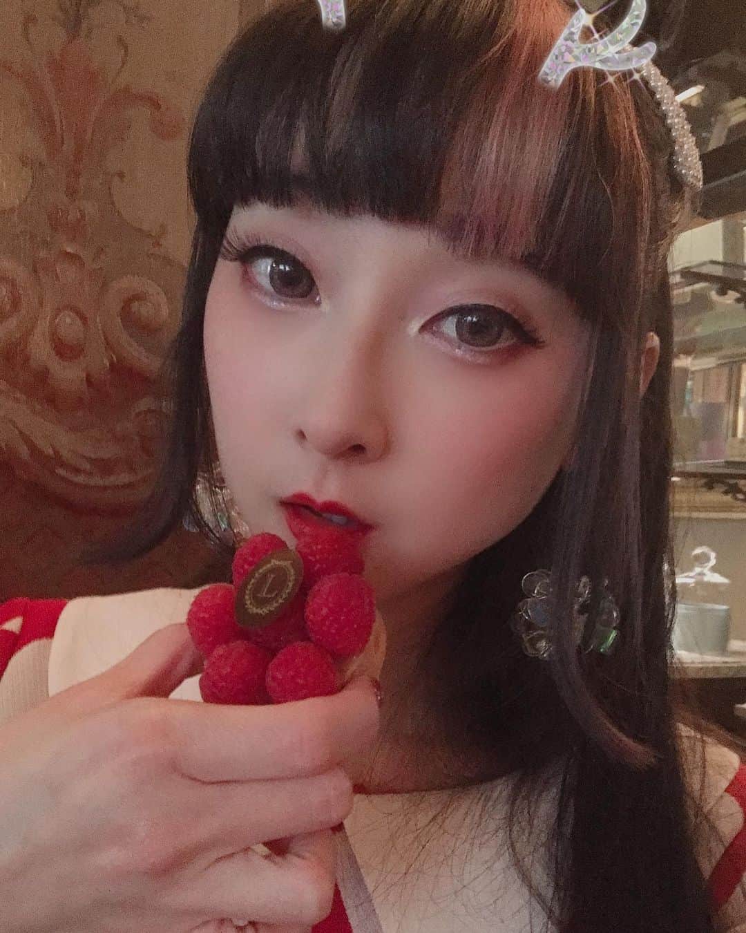 RinRinさんのインスタグラム写真 - (RinRinInstagram)「Parisian Foods 🤤 throwback to all the foods I ate during my trip back in December~ everyday so fancy and delicious!  パリで毎日食べ物が豪華✨ . . At Laduree, we went in around noon hearing that they had a special Christmas menu set.  We found out there that it was only available for brunch, but the chef was willing to make it for us.  Too kind 😭 and so delicious 😋 ラデュレでクリスマス限定メニューがあるって聞いてお昼に行ってみたら、結局朝で終わってしまったみたいけど、特別に作ってくれました。本当に優しすぎる😩💕 . . Ate at Angelina for the first time, the seating area was beautiful and the food delicious. I wanted to try their chestnut montblanc but was more tempted by their salmon and French toast set 😋 アンジェリーナで初めて食べてきた〜インテリアも素敵で、食べ物めっちゃ美味しかった〜有名なモンブラン食べるつもりだったけど、結局ブランチセットのサーモンとフレンチトーストに引かれてしまった…今度モンブランにする！😂 . . For Thoumieux, it was a buffet type brunch~ so many delicious French cuisine choices! I immediately ate and forgot to take photos😂 I tried so many new foods that day✨ Thoumieuxでブュッフェブランチでした〜定番なフランス料理の選択多くて、ブュッフェだから全部一気に試しできてすごい良かった✨もう食べ物に集中しすぎて写真撮るのを忘れた😂めっちゃ美味しかった！ . . On the last day I ate ramen with the girls at Hakata Choten 🍜 it was so popular we lined up outside in the cold for 30min 😂 it definitely hit the spot, warm and savory🤤 最後の日にみんなとラーメン食べてきた🍜めっちゃ人気なとこで、外寒いのに、30分でも並んでた😂やっぱり美味しかった♪ . . Stay safe everyone 🙏🏻 . . 👉🏻 #rinrininparis . . #rinrindoll #paris #travelparis #laduree #angelina #thoumieux #パリ #旅行 #ラデュレ #アンジェリーナ #パリグルメ #hakatachoten」4月7日 17時31分 - rinrindoll
