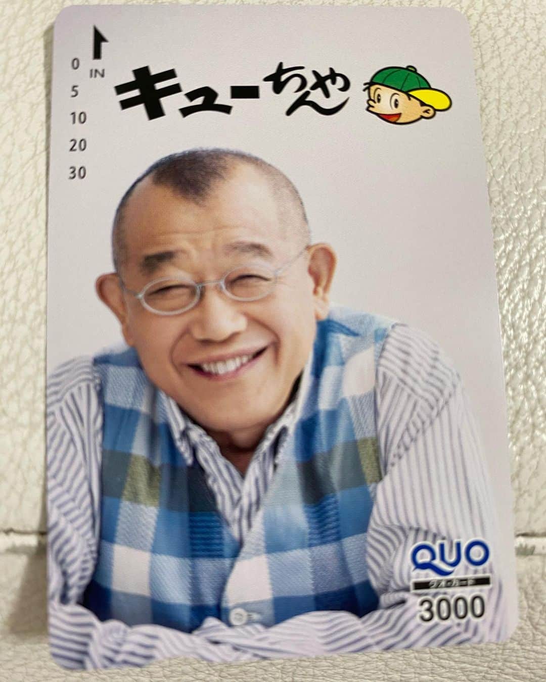 東野幸治さんのインスタグラム写真 - (東野幸治Instagram)「鶴瓶師匠にキュウリのQちゃんのQUOカードもらいました。 このカードを持っているだけで幸せになりそうです。 そして面白くなくても、こんな笑顔ができる芸人になりたいと心から思います。」4月7日 17時47分 - higashinodesu