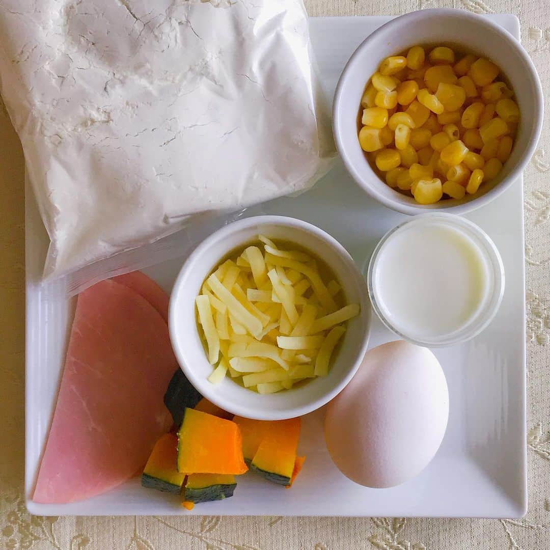 リクルートさんのインスタグラム写真 - (リクルートInstagram)「【ラクチンだけど栄養満点！野菜の簡単レシピ】野菜ソムリエSANAの“ワンタッパレシピ”！﻿ 食材の全てを１個のタッパに入れて、﻿ 電子レンジ加熱するだけ！お鍋は不要です！﻿ 食べたい時にレンチンするので、﻿ いつでも出来立てを食べられます♪﻿ これなら食事時間がバラバラでも平気ですね！﻿ ﻿ ◆ワンタッパレシピ◆﻿ 【ホットケーキミックスでケークサレ】﻿ 休日や春休みに便利な簡単レシピ第3弾は、﻿ 朝食やランチに便利なケークサレ！﻿ ケークサレとは、フランス語で塩味のケーキ。﻿ 野菜・チーズを入れた甘くないケーキです。﻿ ホットケーキミックスを利用するので、﻿ お子様でも簡単に完成！﻿ 中に入れるのは冷凍カボチャ。﻿ 市販の国産冷凍野菜は、﻿ 畑のそばの工場で急速冷凍されているので﻿ 栄養価がかなり残っています！﻿ もちろん冷凍なので保存料不使用！﻿ 市販の国産冷凍野菜をたくさん使って、﻿ ラクチンに栄養満点なごはんを作ってくださいね！﻿ ﻿ <材料（9×13cmタッパ２個分）>﻿ 冷凍カボチャ…40g﻿ 冷凍コーン…40g﻿ ハム…2枚﻿ シュレッドチーズ…30g﻿ ホットケーキミックス…100g﻿ 卵…1個﻿ 牛乳…50cc﻿ オリーブオイル…大さじ1﻿ ﻿ ①　冷凍カボチャは、電子レンジ600w 約１分で解凍し2cm角に切る﻿ ②　冷凍コーンは、電子レンジ600w 約40秒で解凍し、ハムはあらくみじん切りする﻿ ③　ボールに卵、牛乳を入れてかきまぜ、ホットケーキミックスも入れてしっかりとまぜる﻿ ④　残りの全ての材料を③に入れてさっくりとまぜ、タッパ２個に流しいれる﻿ ⑤　ふんわりとラップをして、電子レンジ500w　約2分半加熱する﻿ ⑥　ラップをしたまま３分蒸らして完成﻿ ﻿ ★タッパの底にサラダ油（分量外）を塗っておくと、ケーキが取り出しやすい﻿ ★さいばしをさし、生地がついてくるようなら10秒ずつ追加加熱してください﻿ ★600wで加熱する場合は、加熱時間を短めにしてください﻿ ★タネのまま保存も可能（仕上がりは硬めになります）﻿ ★電子レンジ使用可のタッパをご利用ください﻿ ﻿ その他のリクルートの投稿はこちら👉 @recruit___official ﻿ ﻿ #RECRUIT﻿ －﻿ #子供ごはん #いえごはん #野菜料理 #おうちごはん部 #時短レシピ #クッキングラマー #今日のご飯 #簡単料理 #昼ご飯 #簡単ごはん #作り置きおかず #今日のごはん #手作りごはん #つくおき #レンチン #ホットケーキミックス #ケークサレ #かぼちゃ #南瓜 #カボチャ #コーン #とうもろこし #甘くない #栄養満点 #卵 #朝食 #ブランチ #ランチ #栄養」4月7日 17時58分 - recruit___official