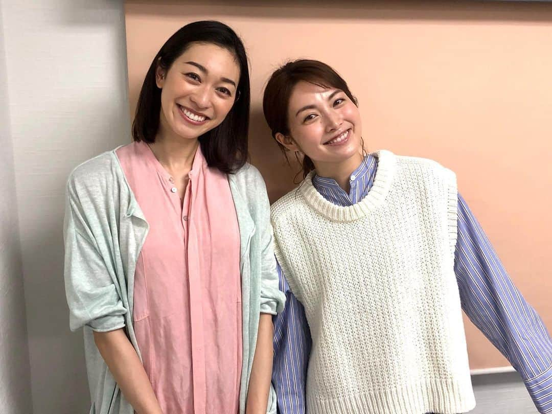 佐藤めぐみさんのインスタグラム写真 - (佐藤めぐみInstagram)「皆様いかがお過ごしでしょうか。 私はお仕事が延期になったり中止になったりして、 時間を持て余しております。😭 どうやっておうち時間を充実させようか考え中❣️ さてさて、新しくCMが流れているのでお知らせさせてください😊  日本ハムさんのピザ 『奏』です。  トリュフがほんとに贅沢に薫るんですよ。 撮影で食べながら毎回唸っておりました😍  マルゲリータも美味しかったなぁ。。。 うぅ選べない💛  熊澤枝里子さんとの楽しい撮影で、 合間でピラティスの話で盛り上がったり😍 勝手に親近感を感じておりました‼️ 『奏』🍕 皆様のおうち時間に是非❣️ 美味しいものを食べて、 心も癒したいですね✨  #日本ハム #奏 #PIZZ #熊澤枝里子 #佐藤めぐみ」4月7日 17時55分 - meguuuuusuke