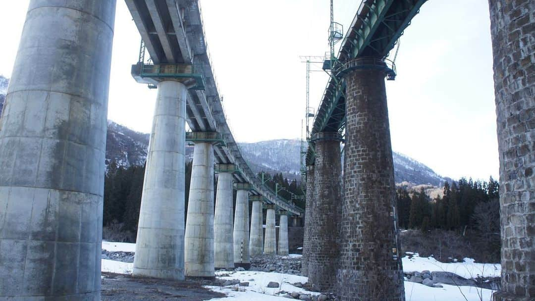 すずきあすかさんのインスタグラム写真 - (すずきあすかInstagram)「【秘境駅】土樽駅～毛渡沢橋梁【日本の美しい鉄道橋】 . Youtubeあすにゃん🍀ゆる鉄ちゃんねる、本日20:45～更新だよ🐈 コロナでお外に出られないなら、おうちで楽しもう♪ . . #SAGOjar #世界の秘境 #土樽駅 #土樽 #毛渡沢橋梁 #鉄道橋 #外出自粛 #コロナ #外出 #家で楽しもう #自宅待機 #駅 #秘境駅 #大学生 #女子大生 #緊急事態宣言 #鉄道 #鉄オタ #鉄子 #女子鉄 #鉄女 #railway #train #鉄道好きとつながりたい #鉄道好き #鉄道Youtuber #ゆる鉄 #SAGOJOの旅人 #みんなでまた行くね #日本旅先応援プロジェクト」4月7日 18時05分 - suzukiasukadesu