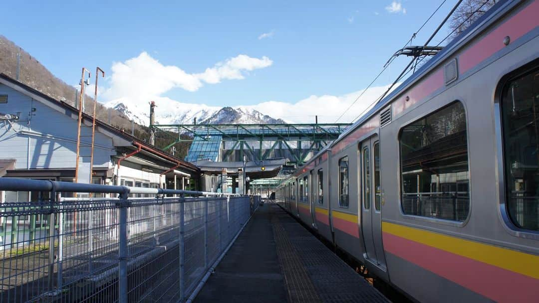 すずきあすかさんのインスタグラム写真 - (すずきあすかInstagram)「【秘境駅】土樽駅～毛渡沢橋梁【日本の美しい鉄道橋】 . Youtubeあすにゃん🍀ゆる鉄ちゃんねる、本日20:45～更新だよ🐈 コロナでお外に出られないなら、おうちで楽しもう♪ . . #SAGOjar #世界の秘境 #土樽駅 #土樽 #毛渡沢橋梁 #鉄道橋 #外出自粛 #コロナ #外出 #家で楽しもう #自宅待機 #駅 #秘境駅 #大学生 #女子大生 #緊急事態宣言 #鉄道 #鉄オタ #鉄子 #女子鉄 #鉄女 #railway #train #鉄道好きとつながりたい #鉄道好き #鉄道Youtuber #ゆる鉄 #SAGOJOの旅人 #みんなでまた行くね #日本旅先応援プロジェクト」4月7日 18時05分 - suzukiasukadesu