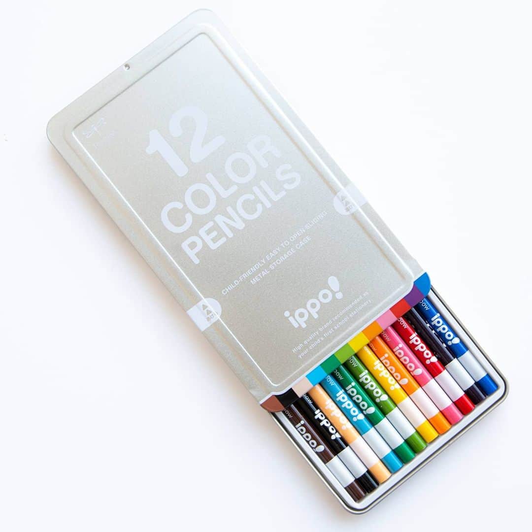 トンボ鉛筆さんのインスタグラム写真 - (トンボ鉛筆Instagram)「開けやすい缶入り色鉛筆「ippo!スライド缶入色鉛筆」 子どもの力でも開けやすいように、色鉛筆の蓋をスライド式にしました✨ さらに蓋を本体の下に重ねられるので、省スペース。 物が多くなりがちな子どもたちの机の上もスッキリします🍎 . 【ippo!スライド缶入色鉛筆】 □12色入り/シルバー・ブルー・グリーン・ピンク・ブルー柄・ピンク柄/税抜定価800円 □24色入り/シルバー・ブルー・ピンク/税抜定価1600円 . . . #ippo #トンボのイッポ #トンボのippo #新入学 #新入学準備  #新入学グッズ  #入学祝い #入学祝いプレゼント  #入学祝いギフト #桜 #桜グッズ #新入学ママ #小学生ママ #新学期 #tombow #stationery #stationerylove  #tombowpencil #トンボ鉛筆 #文房具 #文具 #文具好き #文房具好き #文具好きさんと繋がりたい #かきかたえんぴつ #新一年生 #イッポ #pencillovers」4月7日 18時16分 - tombowpencil