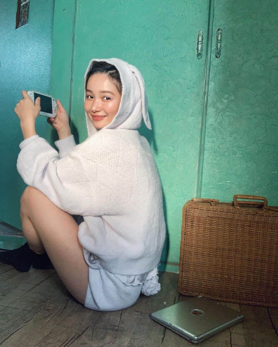 チアコマさんのインスタグラム写真 - (チアコマInstagram)「﻿ 緑の部屋に住む女🧝‍♀️🧚‍♀️w﻿ ﻿ お家🏠にいることが増えたので﻿ ネットショッピングめちゃしてしまうのは﻿ ワタシだけ？ww﻿ ﻿ ピケの新しいルームウェア﻿ GETしちゃった♡﻿ ユリアとおそろ🧝‍♀️🧚‍♀️❤️﻿ ﻿ ﻿ iphone純正カメラで撮ったけど﻿ やっぱインカメやけど画質下がる（ ; ; ）﻿ ﻿ ﻿ ﻿ ﻿ ﻿ #roomwear #ルームウェア #パジャマ #iphonexsmax﻿ #selfie #おうち時間  #癒しの空間 ﻿」4月7日 18時27分 - chia_koma