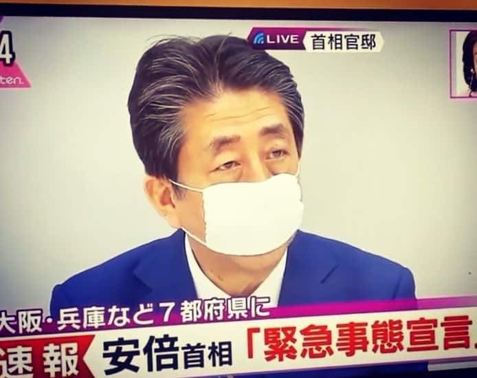 ミラのインスタグラム：「Finally japan has declared a state of emergency. Tokyo has shut down stores. This will continue till May. The stores were crazy and people legit were buying out things since we were given notice that Japan would declare emergency in all major cities. Apparently some people left Tokyo to go to rural towns...kinda stupid but meh. Hope now it stops the spread.」