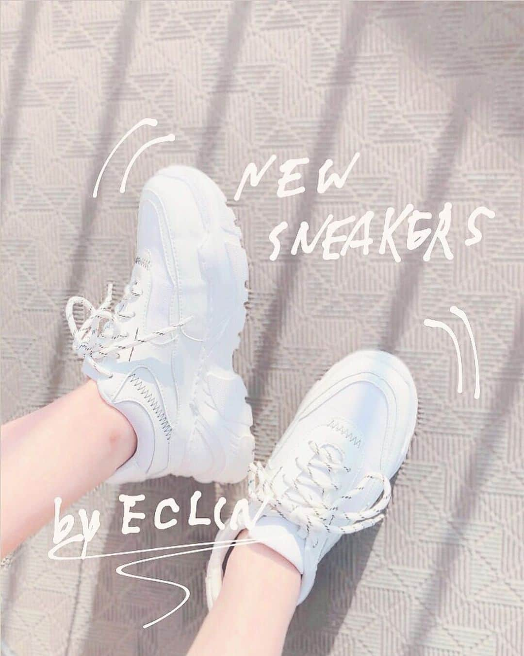 山崎春佳さんのインスタグラム写真 - (山崎春佳Instagram)「👟☁️ . 先日届いたばかりの @eclin_official のスニーカー。 まさにこういう靴がほしかった！と、いう感じ。 どタイプだったので即決でした☑︎ . お庭で1人で撮るのは至難の技でしたが、、 ちゃんと載せたくてがんばりました🤣🤳⚡︎ (文字で色々誤魔化してる、、つもり。笑 またちゃんと載せたいな！) . スニーカーなのに脚がちゃんと盛れるの！ 短足なワイにはもってこい…！🙏🏻✨ . #me #today #sneakers #shoes #eclin  #tshirt #shortpants #denim #スニーカー #スニーカー女子 #あしもと倶楽部 #デニムコーデ #tシャツ #tシャツコーデ #peaceandafter」4月7日 18時29分 - haruka_yamazaki