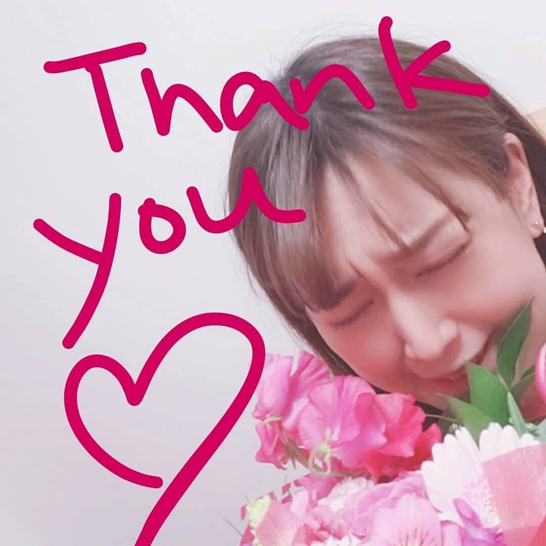 矢田優季さんのインスタグラム写真 - (矢田優季Instagram)「. .【ご報告】 . 3月31日を持ちましてお世話になった群馬テレビを卒業致しました。 . 長いようであっという間の3年間。 皆様本当にありがとうございました。 . 笑ったり、嬉しかったり、悩んだり、泣いたりいろんな事があって1日1日が本当に目まぐるしかったように思います。 .  静岡→帯広→群馬と渡ってきた私ですが、しっかりと『アナウンサー』という肩書を頂いてお仕事をしたのは実は群馬テレビが初めてです。 . テレビに出てるんだから傍から見たらアナウンサー。でも社内的にはそうでない。できることとできない事がある。 そういった難しい立場で喋り手として仕事をし、もがいてきた私にとって、群馬は多岐にわたるお仕事に携わる事ができる恵まれた場所でした。 . 生放送の情報番組を50分間ひとりMCでやったり 1年目の夏から30分ニュースもひとりでやらせてもらったり 自分の番組をもったり 1時間の帯ニュース番組でMCをしたり 長尺のナレーションをコンスタントに担当したり・・・ 本当にここでしかやれなかったと思われることを沢山経験させてもらいました。 . . ご存知の方が多いように、私の同期アナウンサーはたったの5カ月で故郷に戻っていきました。彼女の苦悩を聞いていたら仕方がなかった事なのかもしれません。 . それでも、悩みを分かち合い、モチベーションを高め合う大切な同期との別れは本当にとても寂しかったです。 . 土地勘がなく知り合いもいない所に行くのは、わくわくする一方でやはりとても勇気がいる事だと思います。1から人間関係を構築していくのもとてもエネルギーを使う事です。 . そんな中、しっかり3年間勤めあげられたのは、会社の皆さんと一緒に過ごす時間が少しずつ私の中で大きくなっていった事。 . そして、取材先の方々の優しさや視聴者の皆様の応援があったからでした。 . . 群馬に来るまでが3年、群馬に来てからが3年。同じ時間だったにも関わらず、この3年での経験はそれまでの何十倍もの密度がありました。 . 放送時間、番組の数、ロケやナレーションの回数、そして人とのかかわり。 . そのどれもが大事な経験であり、私をたくましくしてくれたものです。 . 関わった全ての方に改めて感謝を申し上げます。 . . . . . さて、この春からはフリーランスとなってアナウンサーを続ける道を選択しました。 . 6年間のテレビ局生活の中で得た皆さんとのご縁を大切に、引き続き群馬を含め関東を拠点に地元静岡など各地を駆け回りたいと思います。 . 新型コロナウイルスの影響をダイレクトに受け、イベントなど単発の仕事が望めない中、なかなか厳しい船出となりそうですが、晴れやかな顔で何事にも恐れず進んで参ります。 .  皆様から頂いたもの全てを持ってこれからの人生を歩み、アナウンサーとして、ひとりの人間として胸を張って生きていこうと思います。 . そして、名前に恥じぬような優しく、大変な時こそ強くあれる頼もしい女性になれるよう一歩一歩しっかりと自分の道を踏みしめていきます。 . . 最後になりましたが、改めましてこれまで応援し支えてくださった皆様、本当にありがとうございました。 これからも元気に笑顔でハッピーに！ よろしくお願いします。 . 3年間！楽しかったです！！ . 2020.03.31  群馬テレビアナウンサー矢田優季 . . . #群馬テレビ #群テレ #GTV #アナウンサー #女子アナ #矢田優季 #矢田 #すべての人に #感謝 #ありがとう #大好き #群馬 #静岡 #浜松 #帯広 #ニュース #報道 #テレビ #テレビ局 #ひるポチｯ！ #ニュースJUST6 #ニュースeye8 #JAみどりの風 #ぐんま一番 #JOYnt！ #ビジネスジャーナル #ぐんまトリビア図鑑 #浜松北高 #これからも #よろしくお願いします .」4月7日 18時37分 - yuki.ccs_0424