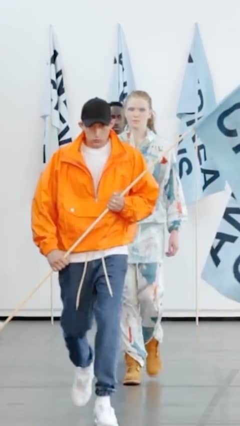 アンドレアクルーズのインスタグラム：「Throwback SS17 WORK show  when @theshoesmusic was mixing @woodkidmusic and the English stoned model was clising the catwalk with a light blue flag  #blueandorange #andreacrewsarchives #iamandreacrews #fashionartactivism #work #dontwork #stayhome」