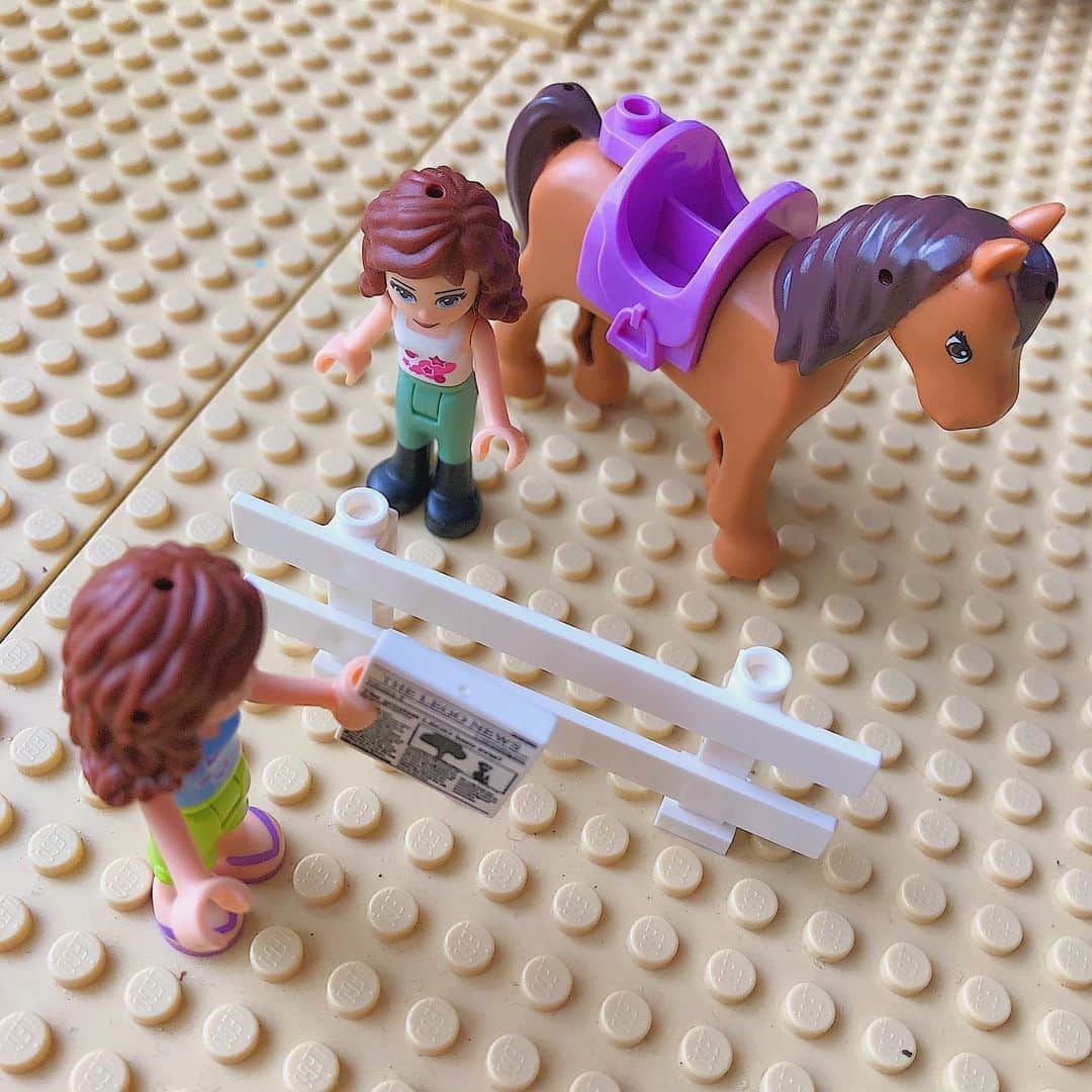 岡部玲子さんのインスタグラム写真 - (岡部玲子Instagram)「娘がレゴで一緒に遊ぼうって言うもんだから、私はこの一コマを🤣 競馬の取材中っぽい雰囲気🤣 宿題をやるよう促したり、チェックしたりする以外、子供達のことは放っておいていることが多いけれど、ご飯作りと家事ばかりやっている毎日…やっぱり疲れる😅 子供達の相手も自分が楽しめるものにしないと続かない😅  #岡部玲子 #働く主婦　#タレント　#レポーター　#キャスター　#アナウンサー　#女子アナ　#フリーアナウンサー　#競馬キャスター　#レゴ　#レゴフレンズ　#馬　#可愛い　#おもちゃ　##コロナに負けるな　#おうち時間　#桜花賞　#mama #talent #reporter #announcer #lego #legofriends #toy #japanese #horse #cute #love」4月7日 18時59分 - reiko_okabe